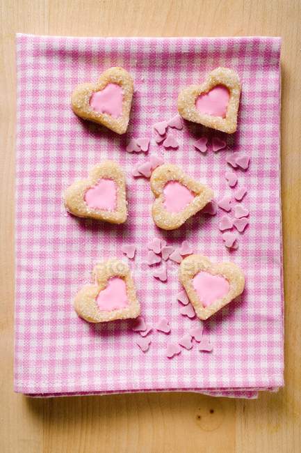 Печенье в форме сердца с розовой глазурью — стоковое фото
