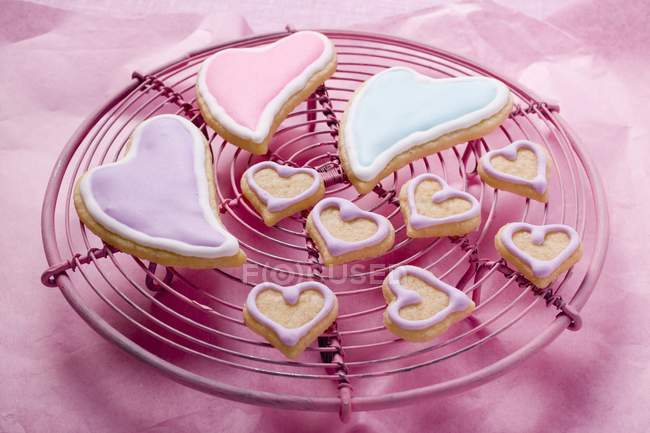 Herzförmige Kekse auf Kuchenständer — Stockfoto