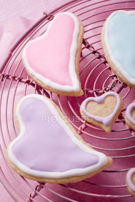Heart-shaped biscuits on cake rack — Stock Photo