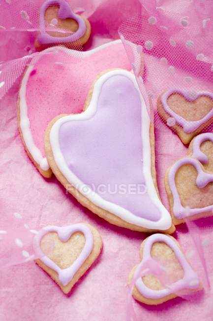 Biscotti a forma di cuore con glassa rosa — Foto stock