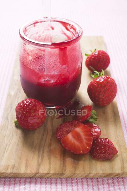 Strawberry jam and fresh berries — Stock Photo
