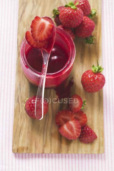 Клубничное варенье и свежие ягоды — стоковое фото