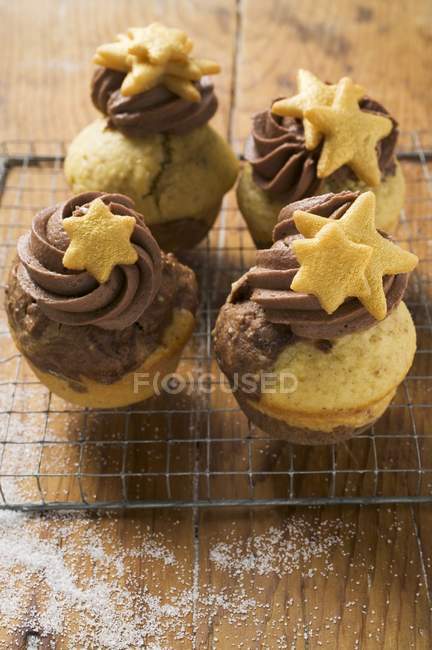 Christmas muffins on cake rack — Stock Photo