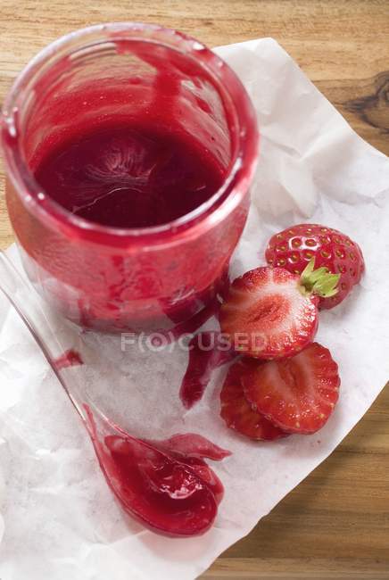 Mermelada de fresa y bayas frescas - foto de stock
