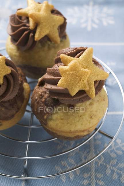 Christmas muffins on cake rack — Stock Photo