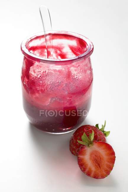 Confiture de fraises et baies fraîches — Photo de stock