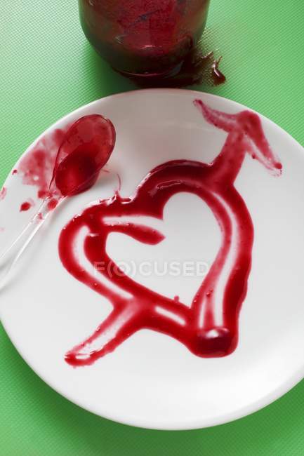 Corazón dibujado en plato - foto de stock