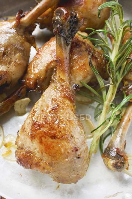 Fried chicken legs with rosemary — Stock Photo