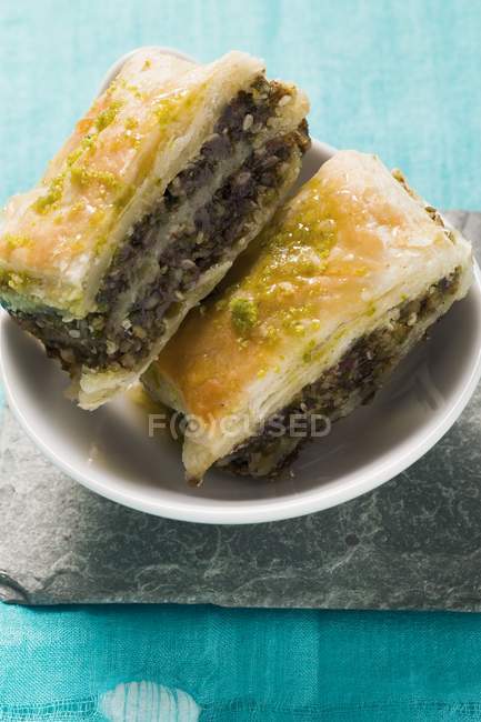Baklava-Teig mit Honig und Pistazien — Stockfoto