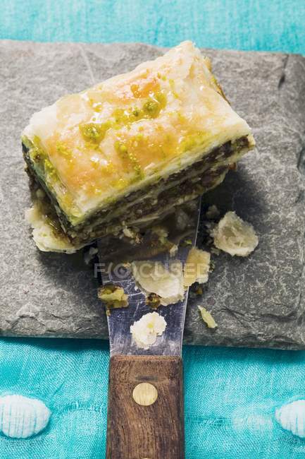 Pastelería de Baklava con miel y pistachos - foto de stock