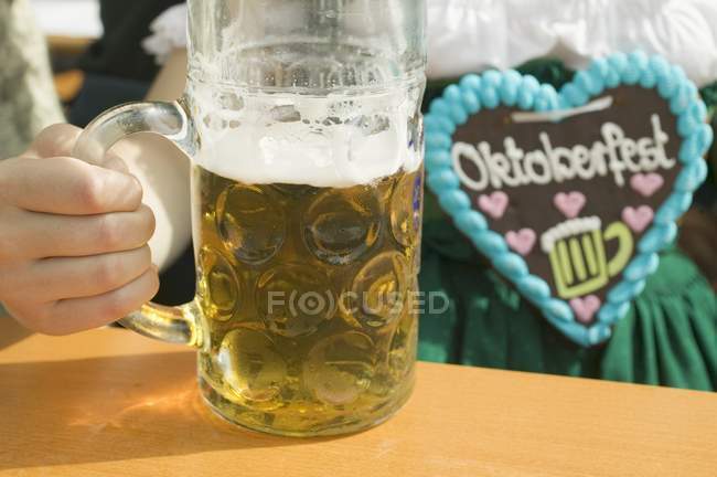 Litro de cerveza en mano - foto de stock