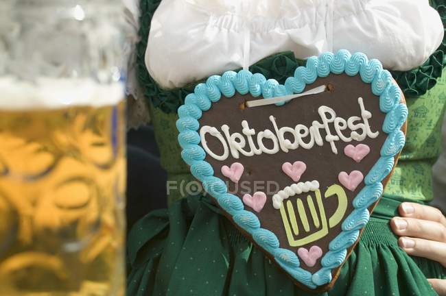 Vista ritagliata di donna con cuore Lebkuchen all'Oktoberfest — Foto stock