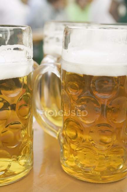 Несколько литров пива — стоковое фото