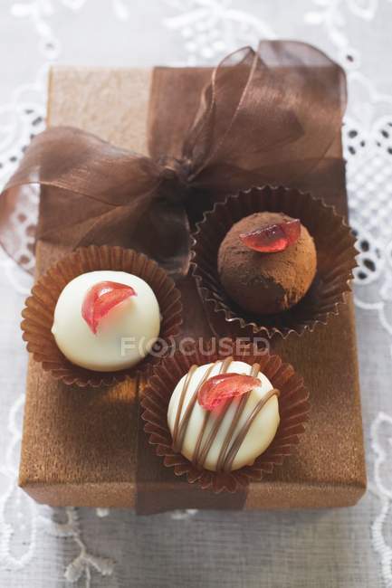 Chocolates doces finos na caixa — Fotografia de Stock