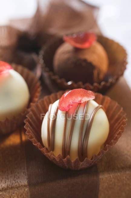 Дрібні солодкі шоколадні цукерки в коробці — стокове фото