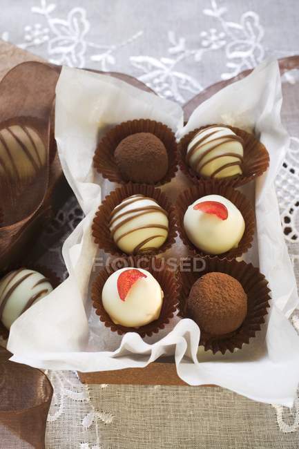 Підбір солодких шоколадних цукерок — стокове фото