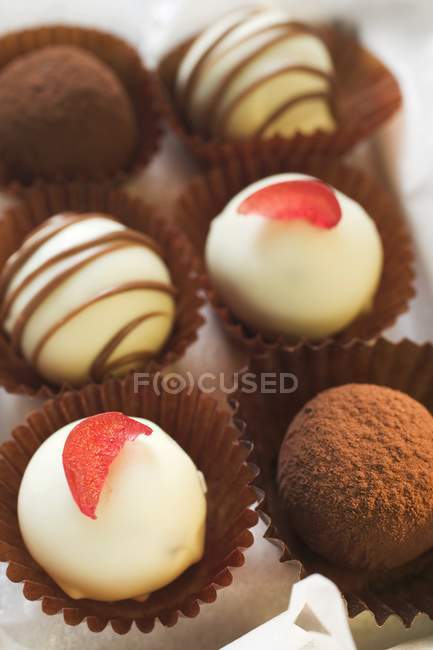 Selección de chocolates con glaseado - foto de stock