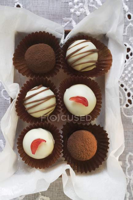 Seleção de chocolates na caixa — Fotografia de Stock