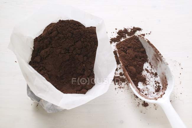 Kakaopulver im Beutel mit Schaufel — Stockfoto
