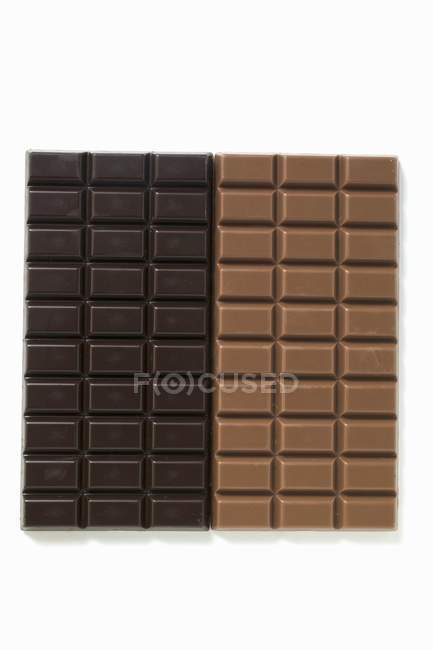 Chocolate negro y chocolate con leche - foto de stock