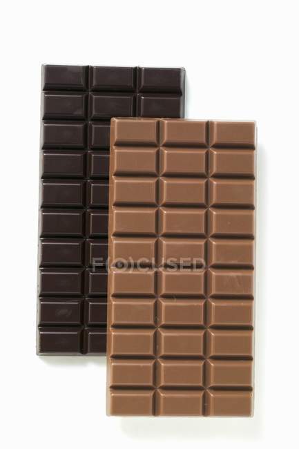Chocolate negro y chocolate con leche — Stock Photo