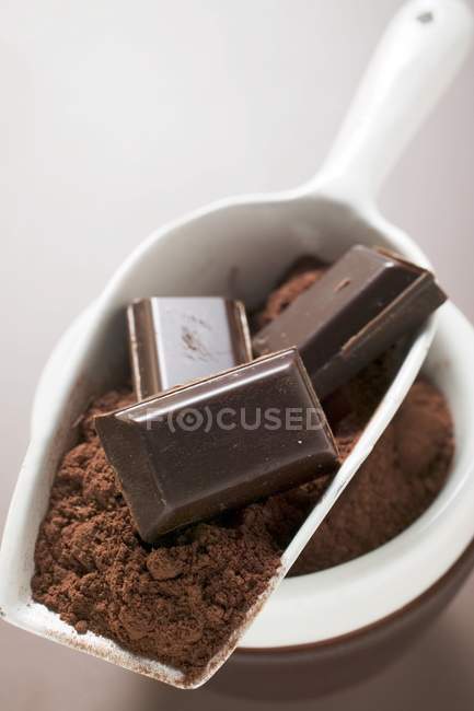 Шоколад и какао порошок в совок — стоковое фото