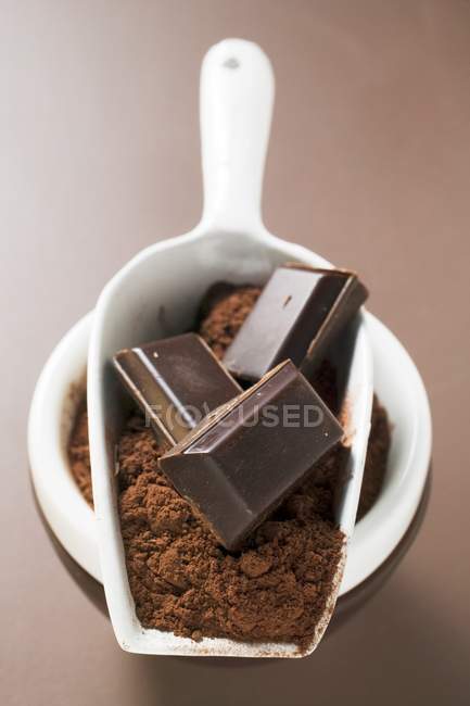 Cioccolato e cacao in polvere in misurino — Foto stock