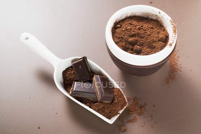 Chocolat et cacao en poudre dans la cuillère — Photo de stock