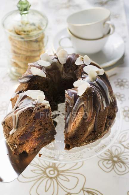 Gugelhupf with whisky and almonds — Stock Photo