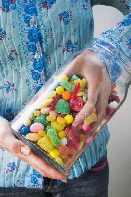 Hand nimmt Süßigkeiten — Stockfoto
