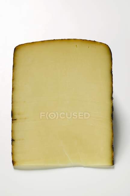 Morceau de fromage à pâte dure — Photo de stock