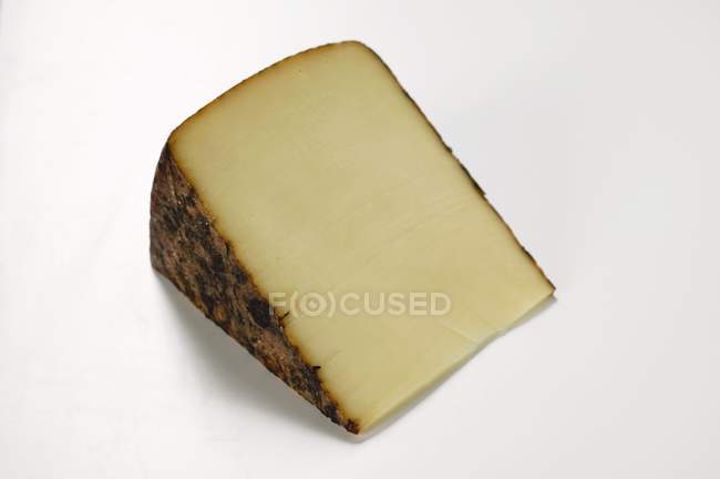 Кусок твердого сыра — стоковое фото