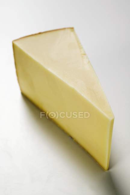 Trozo de queso duro - foto de stock