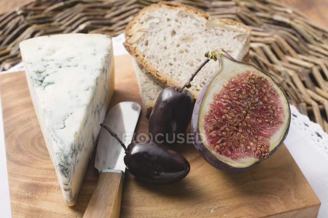 Queijo azul com figo e azeitonas — Fotografia de Stock