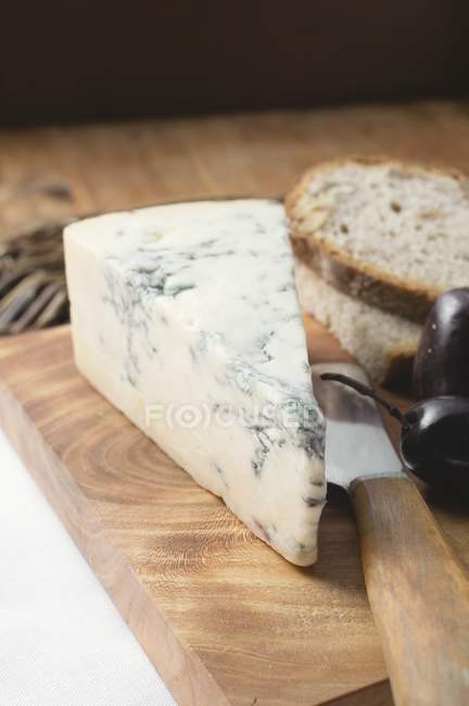 Blue cheese with fig and olives — Stock Photo