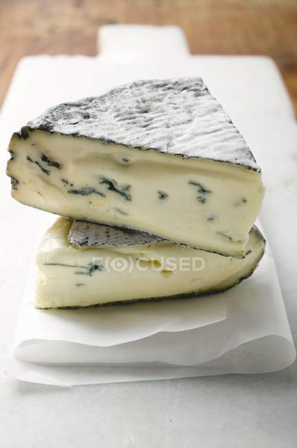 Due pezzi di formaggio blu — Foto stock