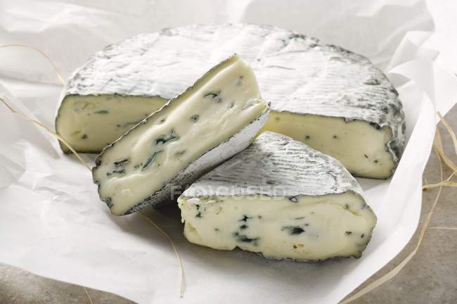 Blue cheese with pieces — Stock Photo