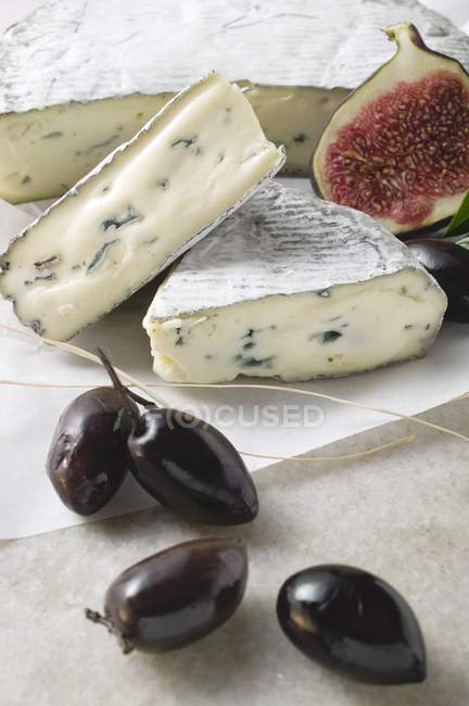 Blauschimmelkäse mit Feigen und Oliven — Stockfoto
