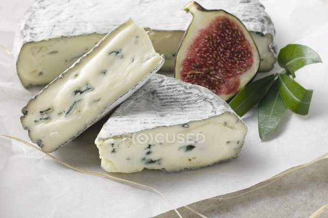 Синий сыр с кусочками — стоковое фото