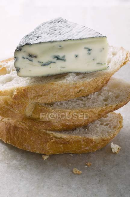 Кусок голубого сыра — стоковое фото