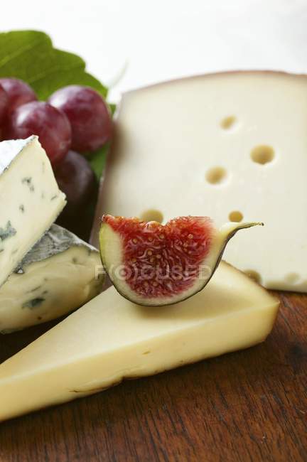 Cheese board with fig and grapes — Stock Photo