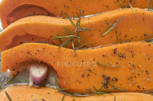 Fette di zucca con rosmarino e aglio — Foto stock
