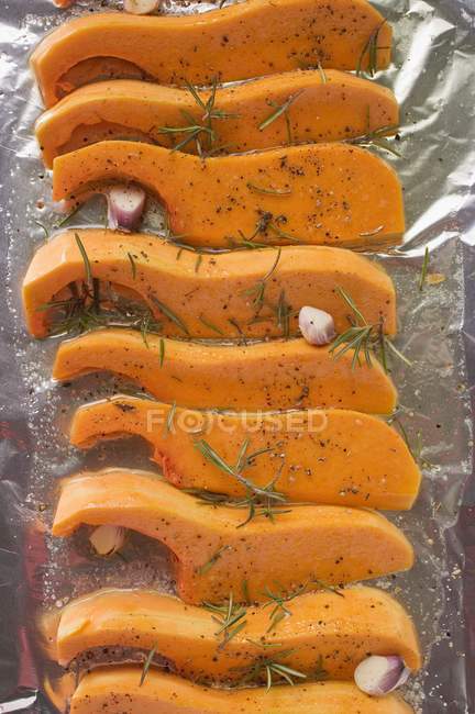 Pumpkin slices with rosemary and garlic — Stock Photo