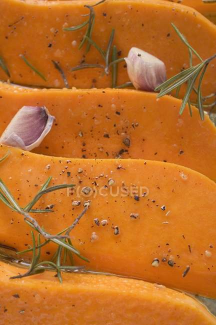 Pumpkin slices with rosemary and garlic — Stock Photo