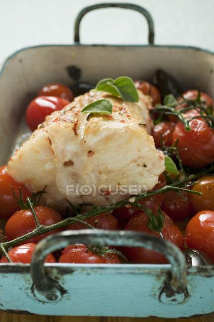Рыба-монах с помидорами и оливками — стоковое фото