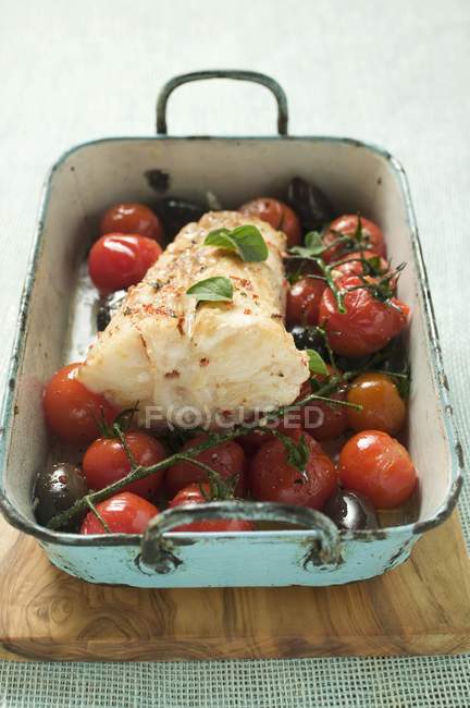 Монастирська риба з вишневими помідорами та оливками — стокове фото