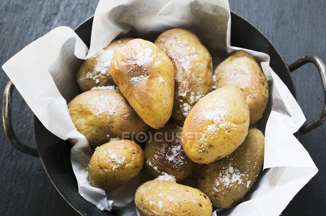Batatas cozidas no forno salgadas — Fotografia de Stock