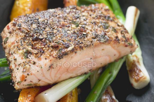 Филе жареного лосося на овощах — стоковое фото