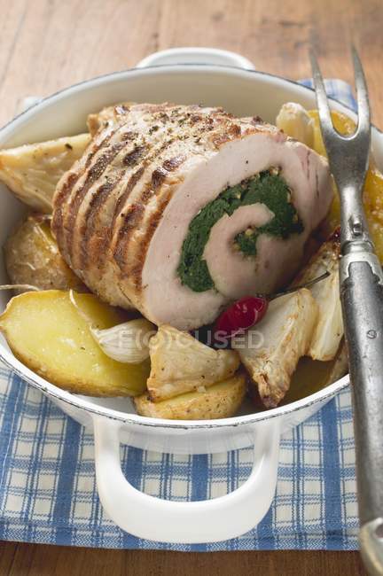 Rôti de porc roulé aux pommes de terre cuites au four — Photo de stock