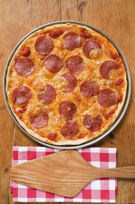 Pizza entera de pepperoni - foto de stock